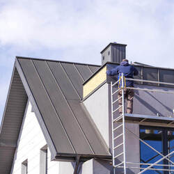 Oplechovanie strechy: prečo je kľúčové pre ochranu domu